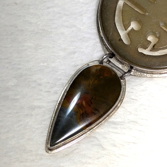 Vintage OOAK Carved Stone and Natural Agate Pendant/Brooche in Sterling Silver - Picture 5 of 9